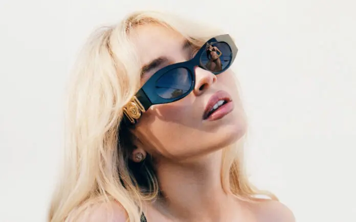 Das Comeback der Biggie-Sonnenbrille von Versace in der neuen Kampagne