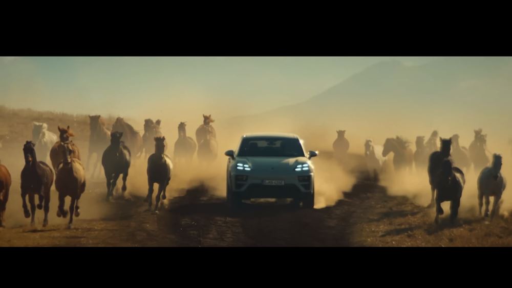 ,dua Lipa im Porsche Macan Electric