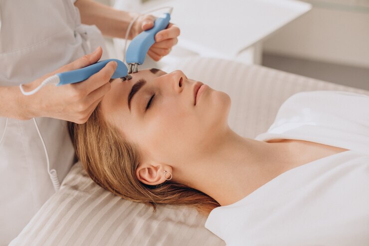 Frau, die sich kosmetischen Behandlungen im Salon unterzieht 1303 28412