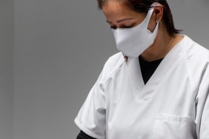 Frau nach Gesichtsbehandlung 23 2148906477