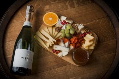 Käseplatte mit Beilagen und Champagner