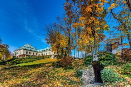 Palast Odrowążów im Herbst