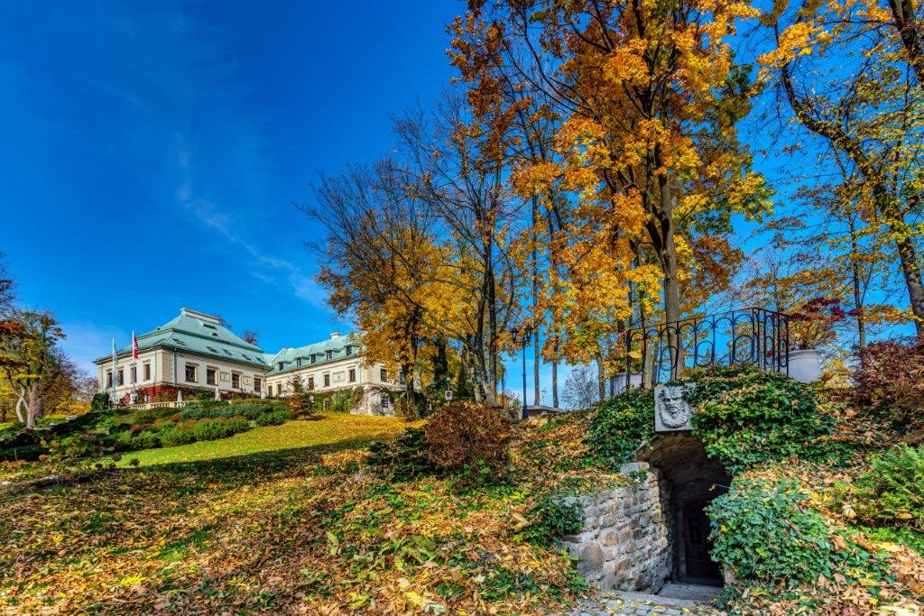 Palast Odrowążów im Herbst