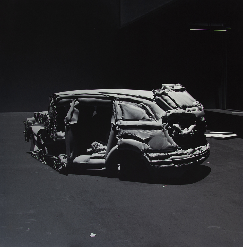 Norman Leto, Querschnitt durch ein Auto aus digitalem Schaumstoff von Norman Fuss, hoher Temperatur ausgesetzt, 2009, Custom Software, 3D, fotografischer Archivdruck, Leinwand; 140 x 140 cm