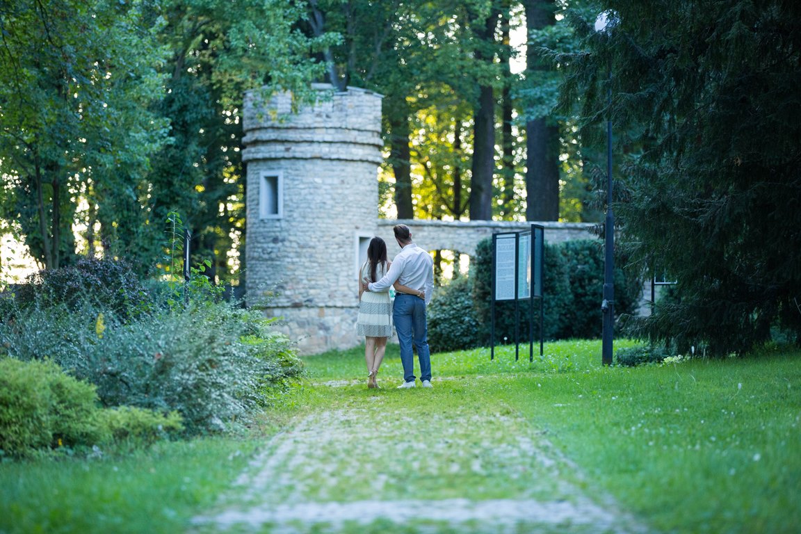 Romantischer Spaziergang durch den historischen Park des Manor House Spa