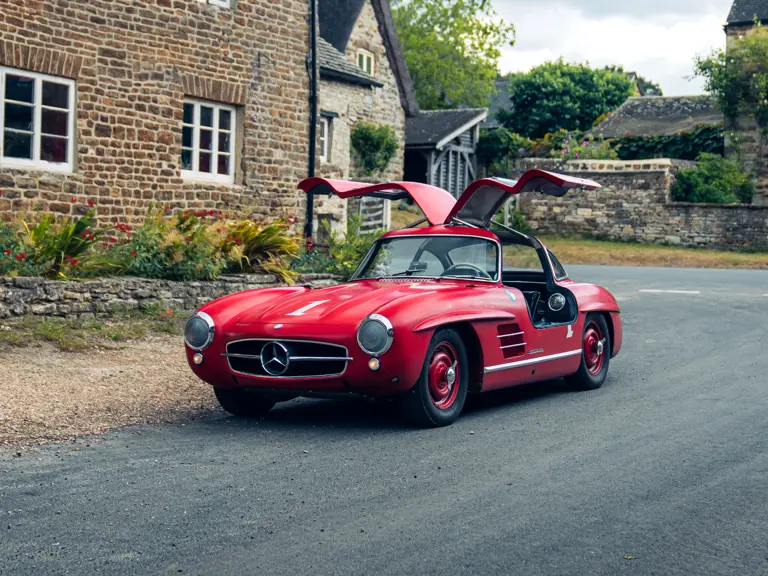 Roter Mercedes bei der Auktion