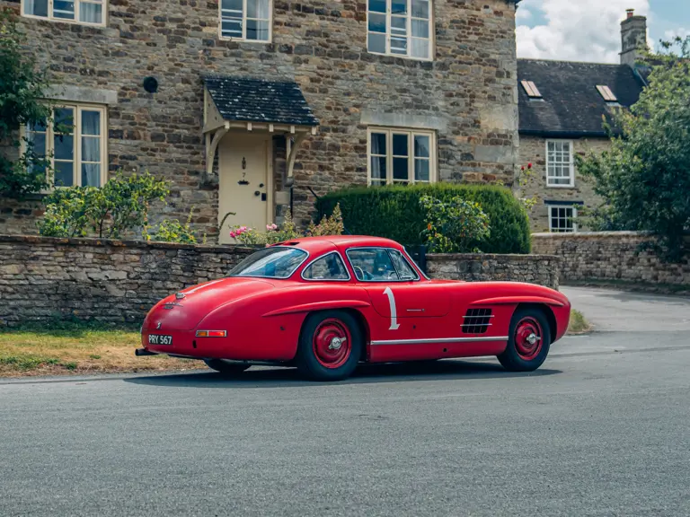 Roter Mercedes bei Auktion1