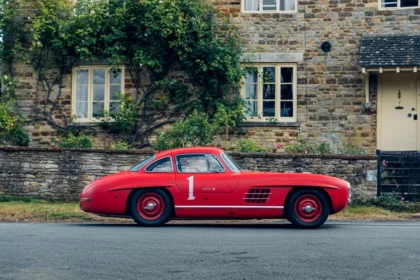 Roter Mercedes bei der Auktion3