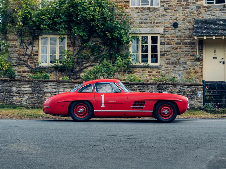 Roter Mercedes bei der Auktion3