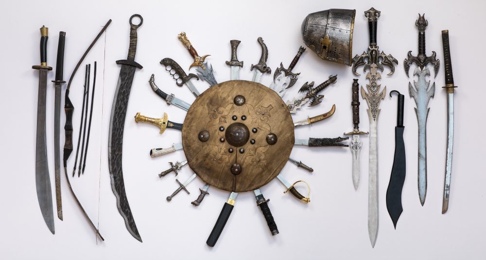 Mittelalterliche Schwerter und Schild, antike Waffen