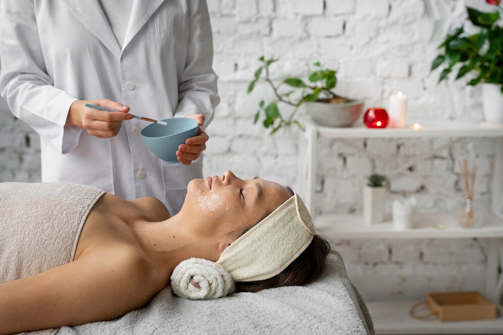 Seitenansicht Frau wird im Spa massiert 23 2149871237