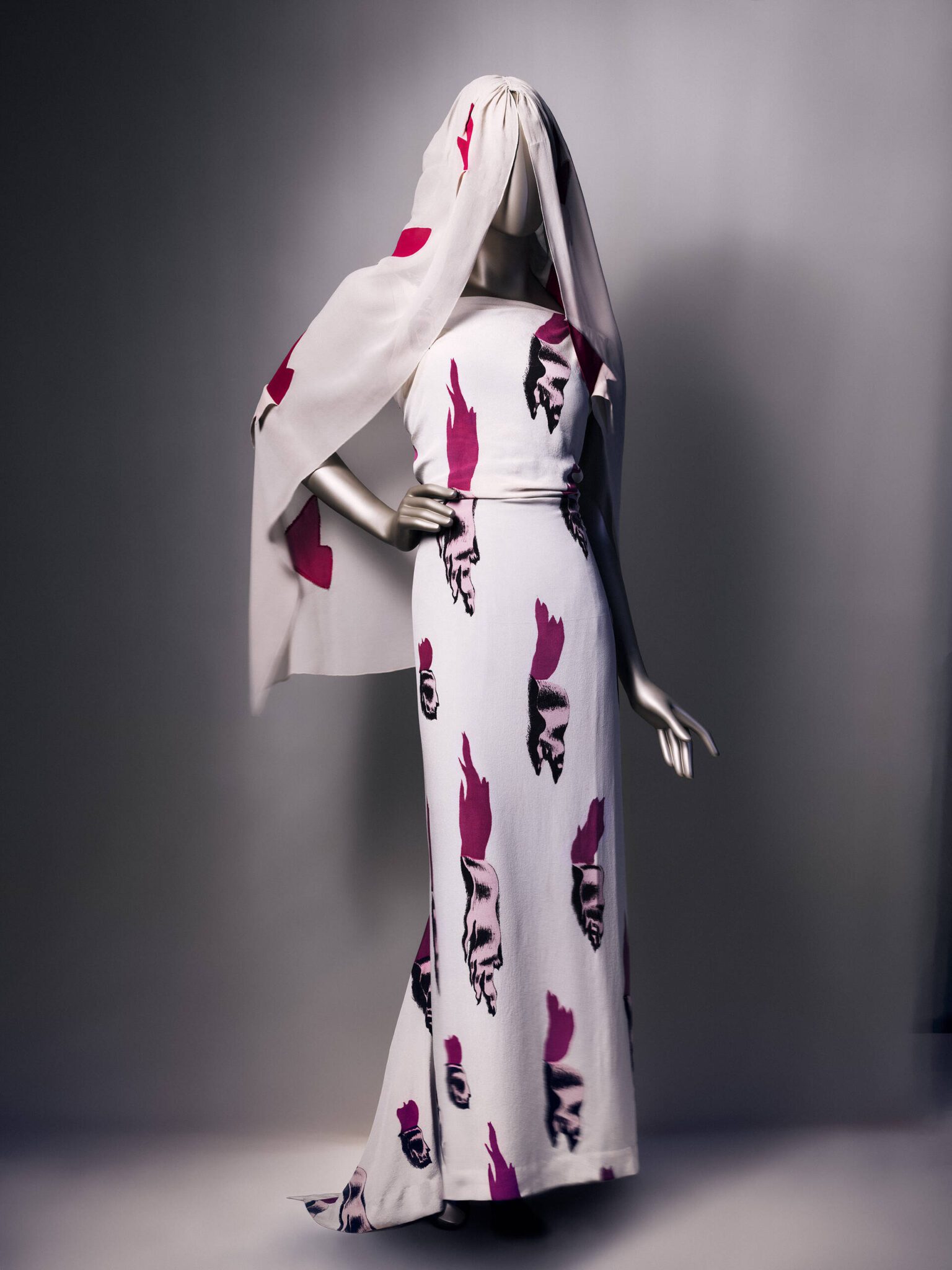 Zwischen Mode und Kunst: Die Schiaparelli-Ausstellung in London2