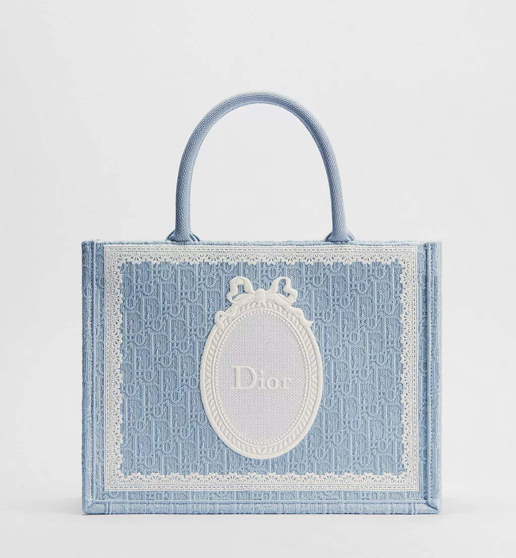 Dior Book Tote Wenn ein Buch zur Mode wird61