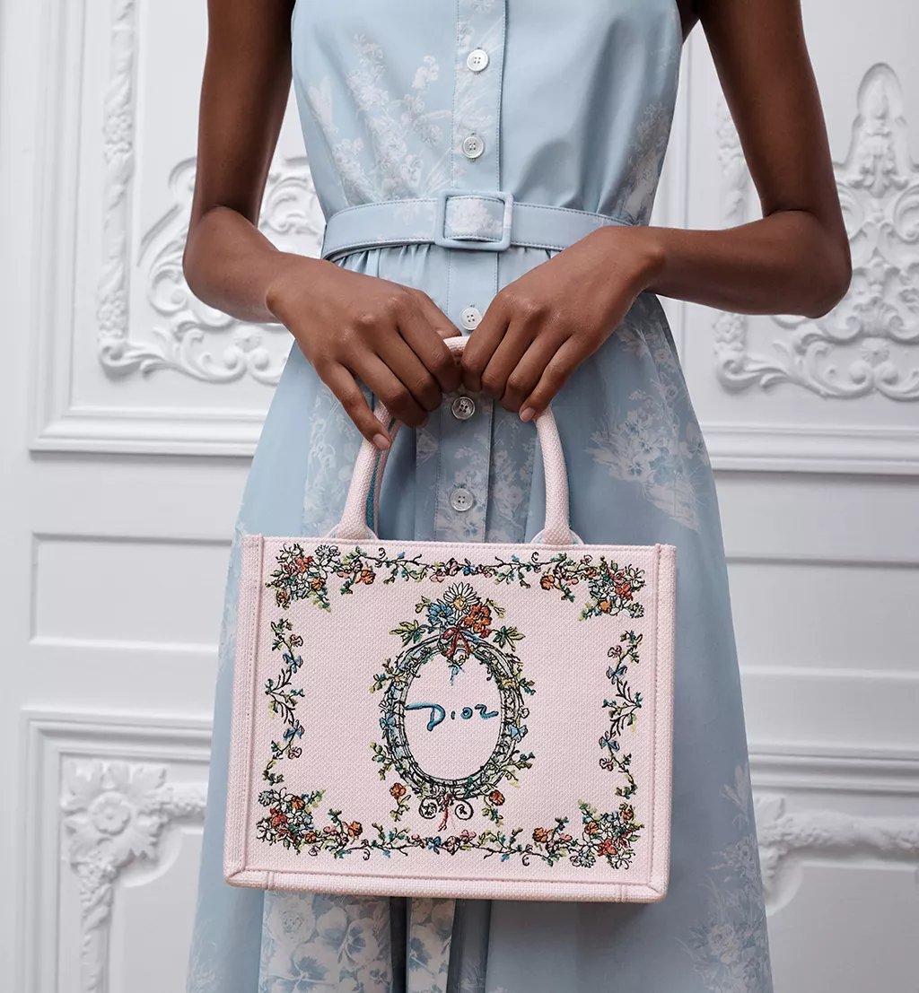 Dior Book Tote Wenn ein Buch zur Mode wird11